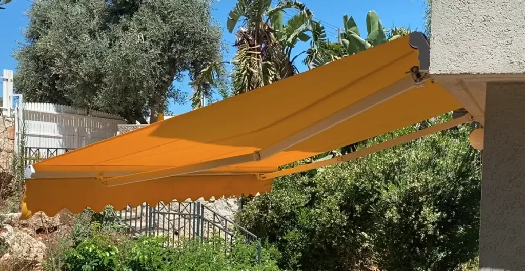 סוכך זרועות חשמלי למרפסת בית