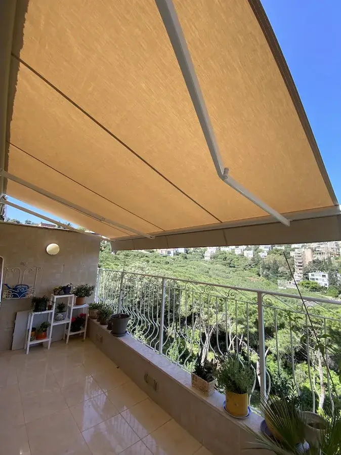 סוכך זרועות חשמלי למרפסת